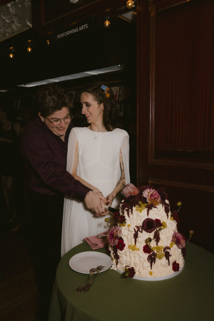 Brides cutting the cake 